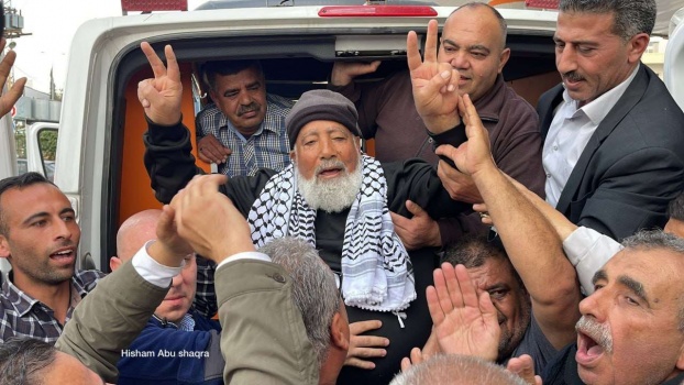بعد 17 عاما في الأسر: شيخ الأسرى فؤاد الشوبكي يعانق الحرية