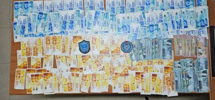 الشرطة تصادر مبالغ مالية كبيرة من عائدات بيع المخدرات في الخليل