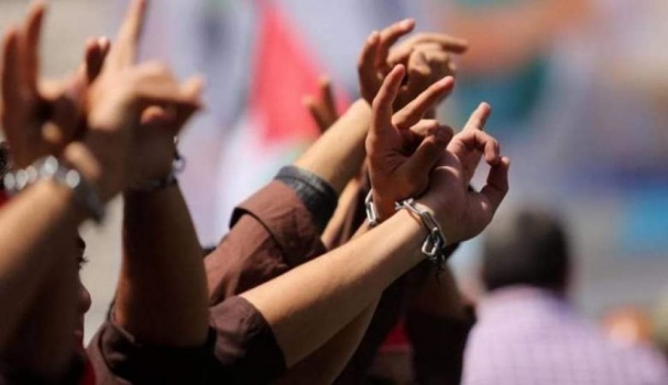 الأسرى يعلقون خطوة الإضراب عن الطعام