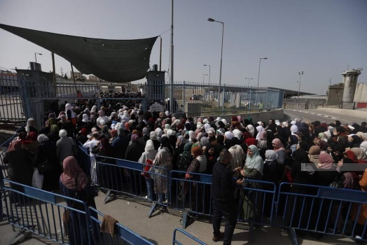 آلاف الفلسطينيين يشدون الرحال إلى المسجد الأقصى