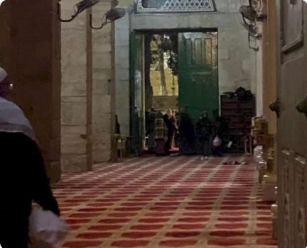 الاحتلال يقمع المصلين المعتكفين في "الأقصى" ويخرجهم بالقوة