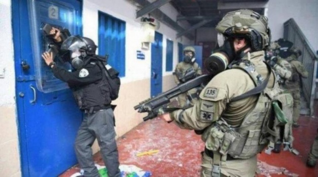 وحدات القمع تقتحم قسم "12" في سجن نفحة