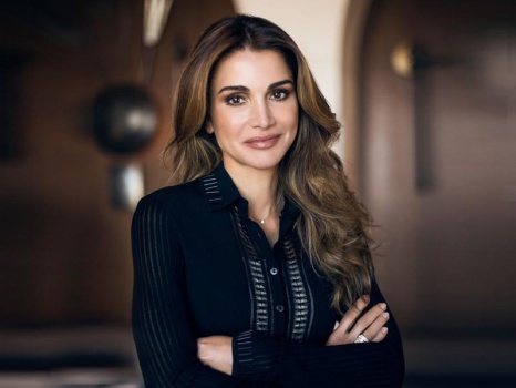 شاهد: الملكة رانية تعلّق بصورة طريفة على تعثّر مصورها