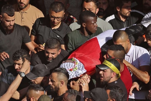 صور...جماهير شعبنا تشيع جثمان الشهيد طارق ادريس في نابلس