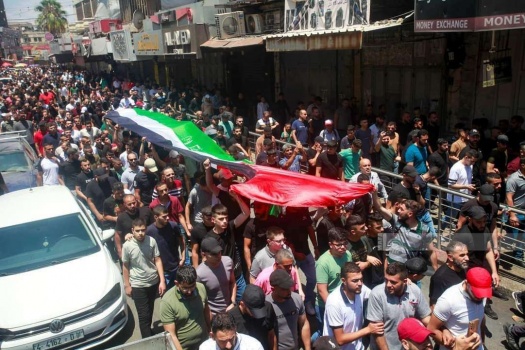 صور...جماهير غفيرة في نابلس تشيّع جثماني الشهيدين مقبول وشاهين
