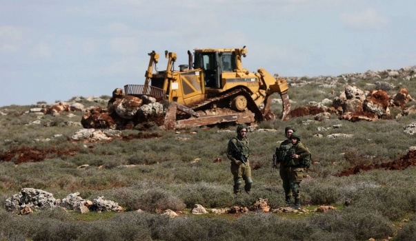 الاحتلال يصيب ثلاثة شبان بالرصاص ويجرف حديقة عامة في المغيّر شرق رام الله