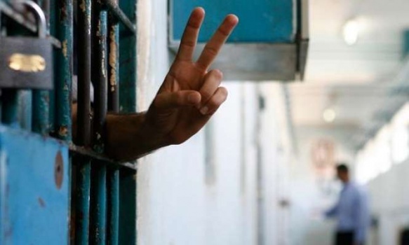 مئات الأسرى يتجهزون لخوض إضراب عن الطعام ضد هجمة إدارة السجون