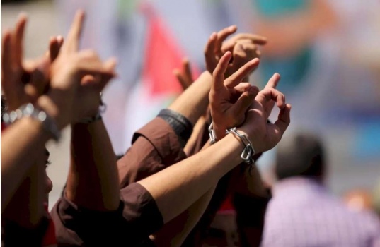 الأسرى يعلقون خطواتهم النضالية بعد نتائج مرضية حققتها الحوارات مع الاحتلال