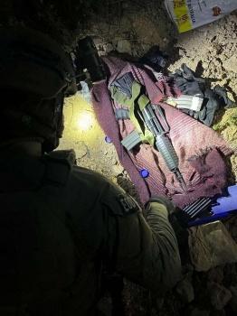 الاحتلال يزعم اعتقال فلسطينيين يشتبه بتنفيذهما عملية الخليل