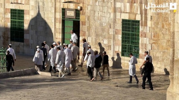 عشرات المستوطنين يقتحمون المسجد الاقصى احتفالا بما يسمى "عيد الغفران"