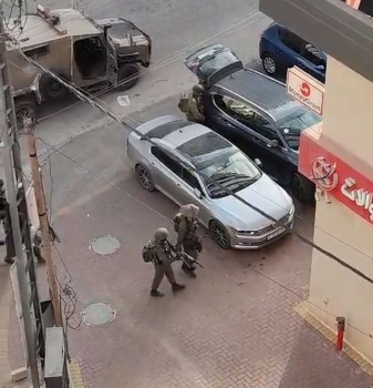 الاحتلال يعتقل مواطناً من محل صرافة في البيرة
