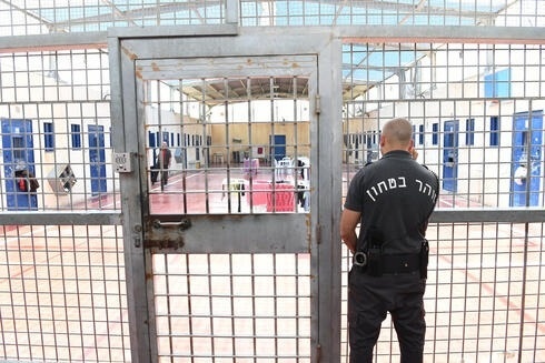 استشهاد عاملين من غزة خلال اعتقالهما في معسكري عناتا وعوفر الاحتلالين