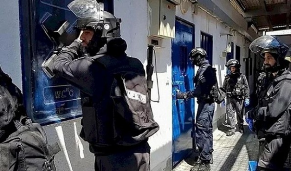إدارة معتقلات الاحتلال تتعمد الحط من كرامة السجناء الفلسطينيين وكسر إرادتهم