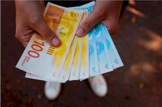 المالية: صرف سلفة من البنوك للموظفين والمتقاعدين بنسبة 50% الأربعاء