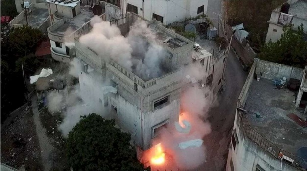 الاحتلال يفجر منزل الشهيد داود درس في مخيم دير عمار غرب رام الله