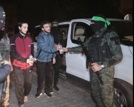 شهادات الأسرى الإسرائيليين المفرج عنهم من غزة: خفنا أن تقتلنا "إسرائيل" وليس حماس
