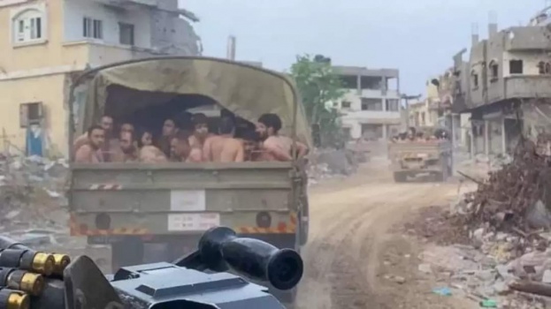 محتجزون في ظروف قاسية.. هآرتس العبرية: ارتقاء عدد من أسرى قطاع غزة داخل المعتقل المخصص لهم