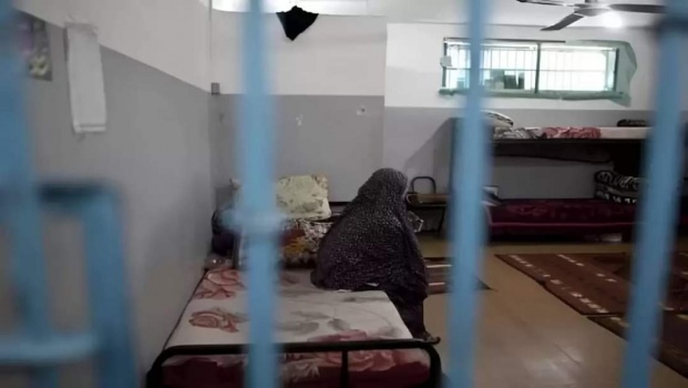 "فتشوني بشكل عارٍ" ..الكشف عن تفاصيل تنكيل لأسيرة من الخليل