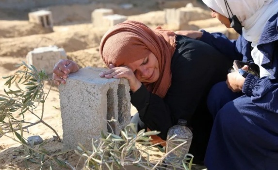 لاجئة فلسطينية تروي “الخيار المستحيل” لعائلتها في غزة