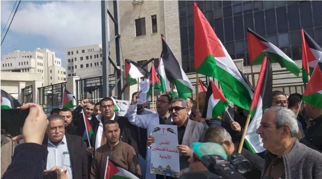 نقابة الأطباء تعلن عن تقليص الدوام احتجاجا على عدم دفع الحكومة رواتب كاملة