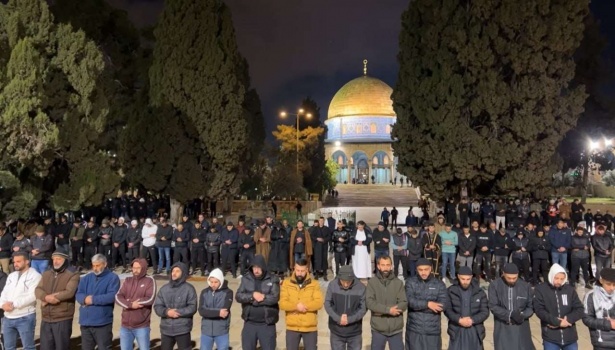آلاف المصلين يؤدون فجر اليوم الأول من رمضان في الأقصى