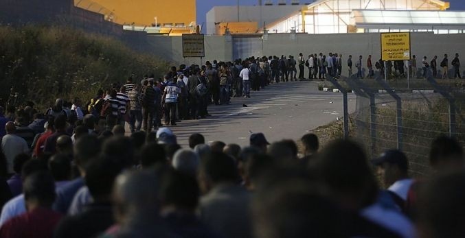 بنك إسرائيل يدعو الحكومة الاسرائيلية إلى إعادة العمال الفلسطينيين