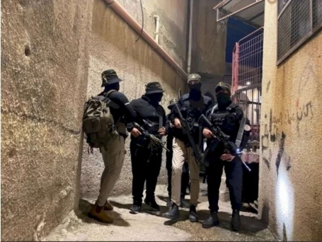 مسلحون يفتحون النار على مديرية الشرطة في مدينة طولكرم