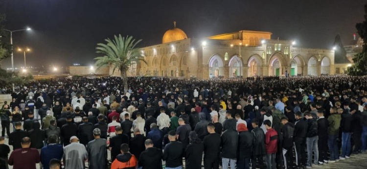 65 ألف مصلٍّ يؤدون فجر الجمعة الأخيرة من رمضان في الأقصى