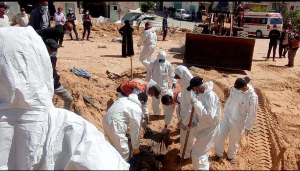 دُفن عدد منهم أحياء...انتشال 392 جثمانًا من مقابر جماعية بمشفى ناصر وشبهات بإعدامات ميدانية