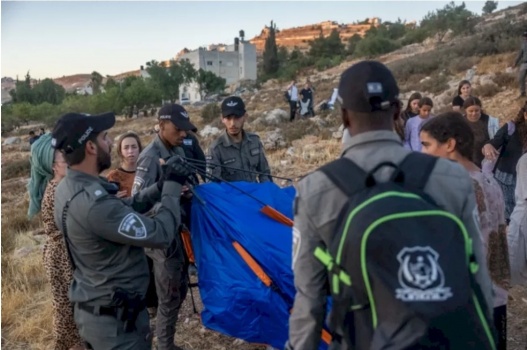 جيش الاحتلال يخلي بؤرتين استيطانيين شرق رام الله