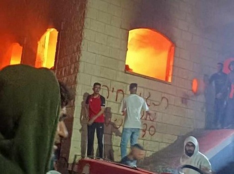 مستوطنون يهاجمون قرية قصرة جنوب نابلس ويضرمون النار في منازل المواطنين