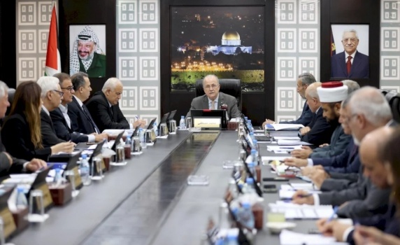 رئيس الوزراء: جاري العمل على إدخال 50 ألف لتر وقود لغزة وصرف مساعدات مالية لعمال غزة المقيمين بالضفة