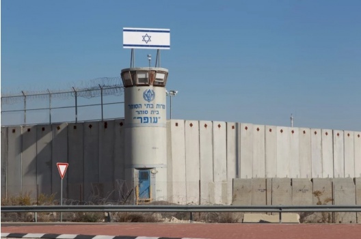 هيئة الأسرى: إفراغ قسم 24 بسجن عوفر ونقل عدد كبير من الأسرى لسجون أخرى
