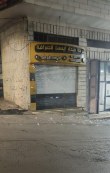 الاحتلال يغلق شركة صرافة في إذنا ويصادر محتوياتها 