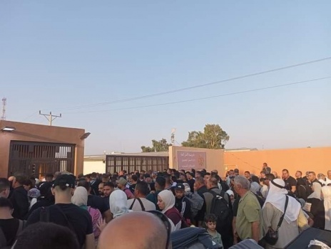 "معبر الكرامة" يعود للعمل وحركة نشطة للمسافرين بكلا الاتجاهين