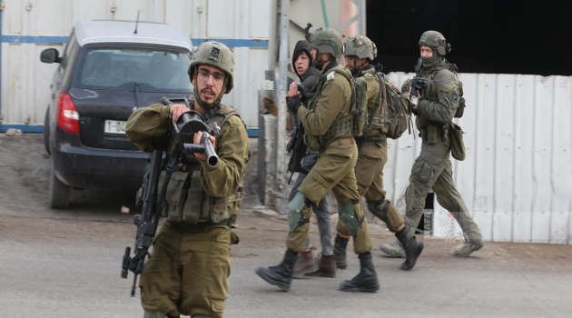 الاحتلال يعتقل 25 مواطنا من الضفة بينهم أطفال وسيدة