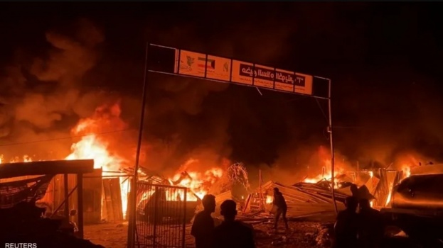 مجزرة جديدة بحق النازحين في دير البلح.. شهداء و إصابات في قصف الاحتلال خيام للنازحين بمستشفى شهداء الأقصى