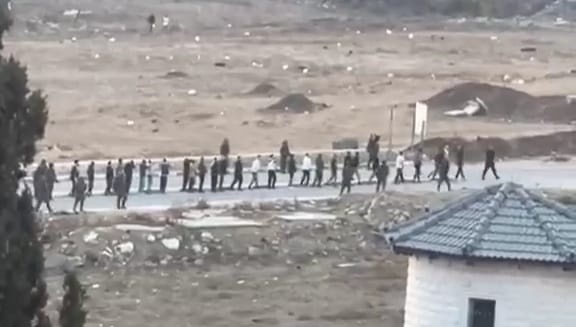 إصابة برصاص الاحتلال في الخليل وحملة اعتقالات واسعة بمخيم الفوار