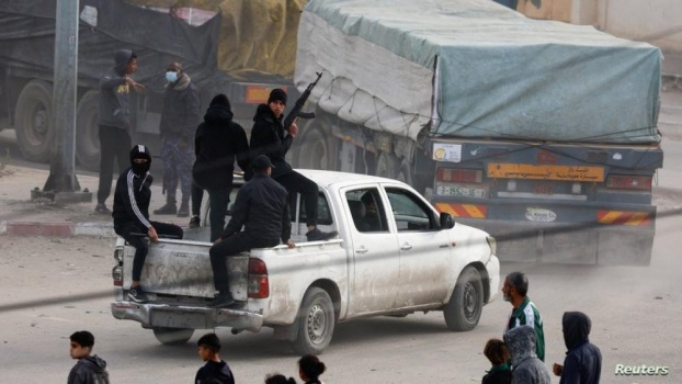 تحقيق لـ"هآرتس": الجيش يتواطأ مع العصابات لنهب المساعدات في القطاع