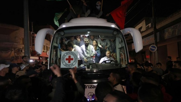 مصلحة سجون الاحتلال تستعد للإفراج عن 90 أسيرا فلسطينيا ضمن الدفعة الأولى من صفقة التبادل