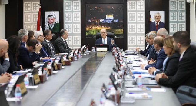 الحكومة تدين العدوان الإسرائيلي على جنين ومخيمها وتكلِّف اللجنة الوزارية بتعزيز تدخلاتها في المناطق المستهدفة