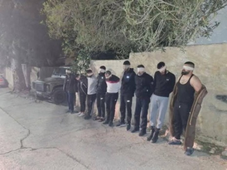 اعتقالات باقتحامات متفرقة بالضفة