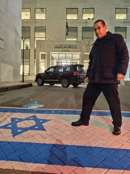 إسرائيل تهاجم الأردن بسبب الدوس على علمها