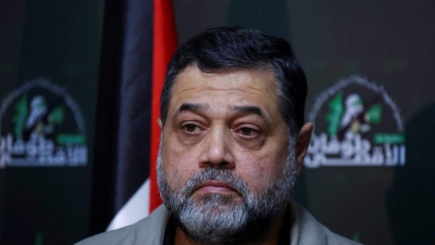 القيادي أسامة حمدان ينفي مهلة نزع السلاح ويحذّر من مخطط تهجير يستهدف غزة والضفة