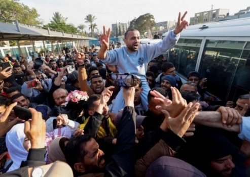 بعد ان عرقل الاحتلال الافراج عنهم .. حل أزمة تأخير الإفراج عن الأسرى وتسليم الجثامين