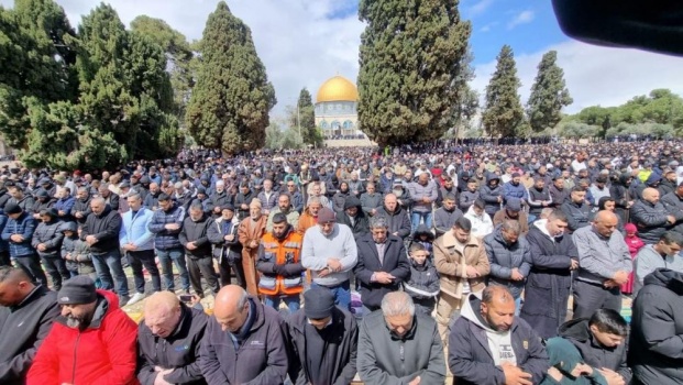 80 ألف مصلّ يؤدون الجمعة الثالثة من رمضان في الأقصى