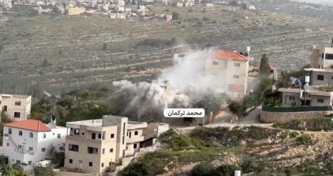 الاحتلال يفجر منزل الشهيد مجاهد منصور في دير ابزيع 