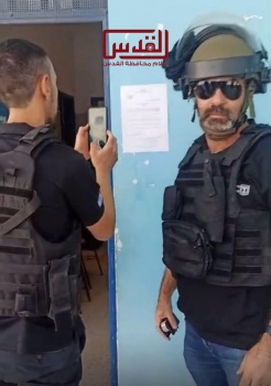 قوات الاحتلال تقتحم مدارس “الأونروا” في مخيم شعفاط وتعلق أوامر بالإخلاء والإغلاق