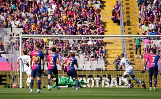 برشلونة يهزم ريال مدريد في كلاسيكو الدوري الإسباني برباعية مقابل ثلاثة