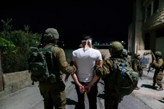بالأسماء.. الاحتلال يعتقل 13 فلسطينيًا بينهم أب وأبناؤه الثلاثة خلال حملة مداهمات بالضفة